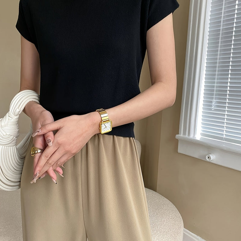 A Summer Women's Solid Color Fitted Short-Sleeve Top.