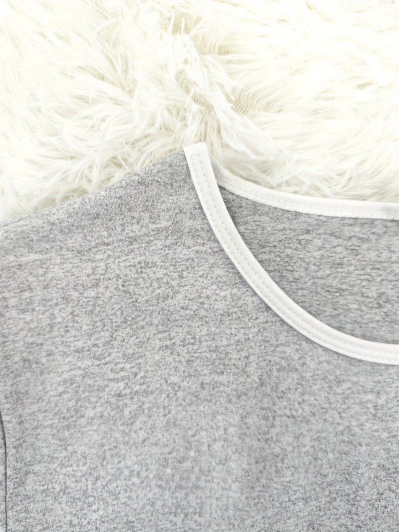 Women's Outfit Featuring a White Round-Neck Short-Sleeve T-Shirt.