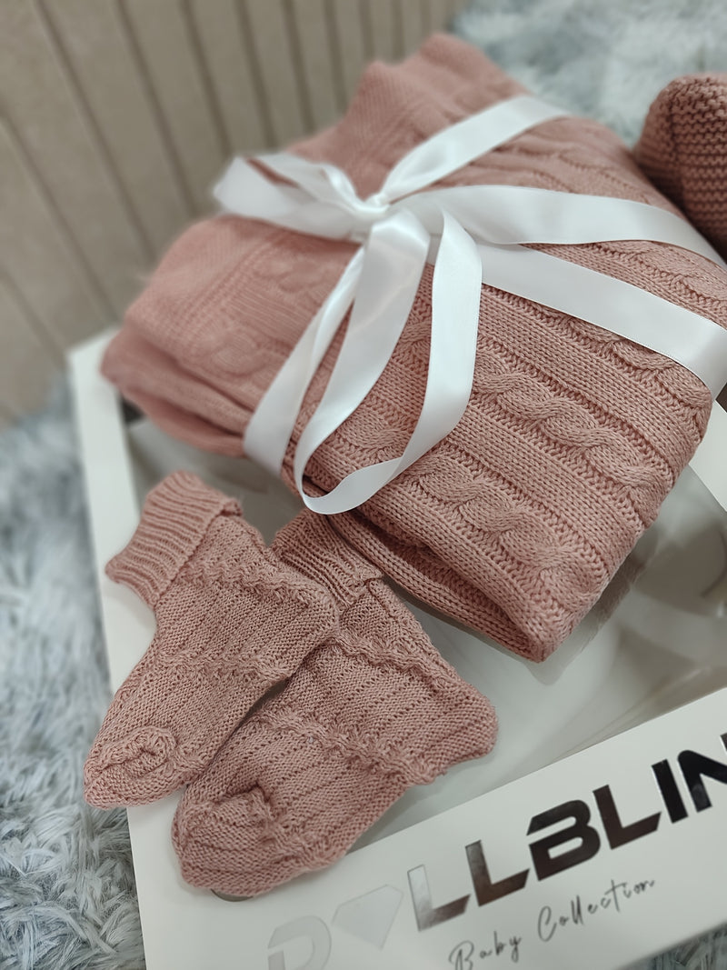 Gift for Newborns: a Warm Knitted Outfit for Winter.