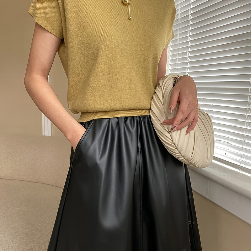 A Summer Women's Solid Color Fitted Short-Sleeve Top.