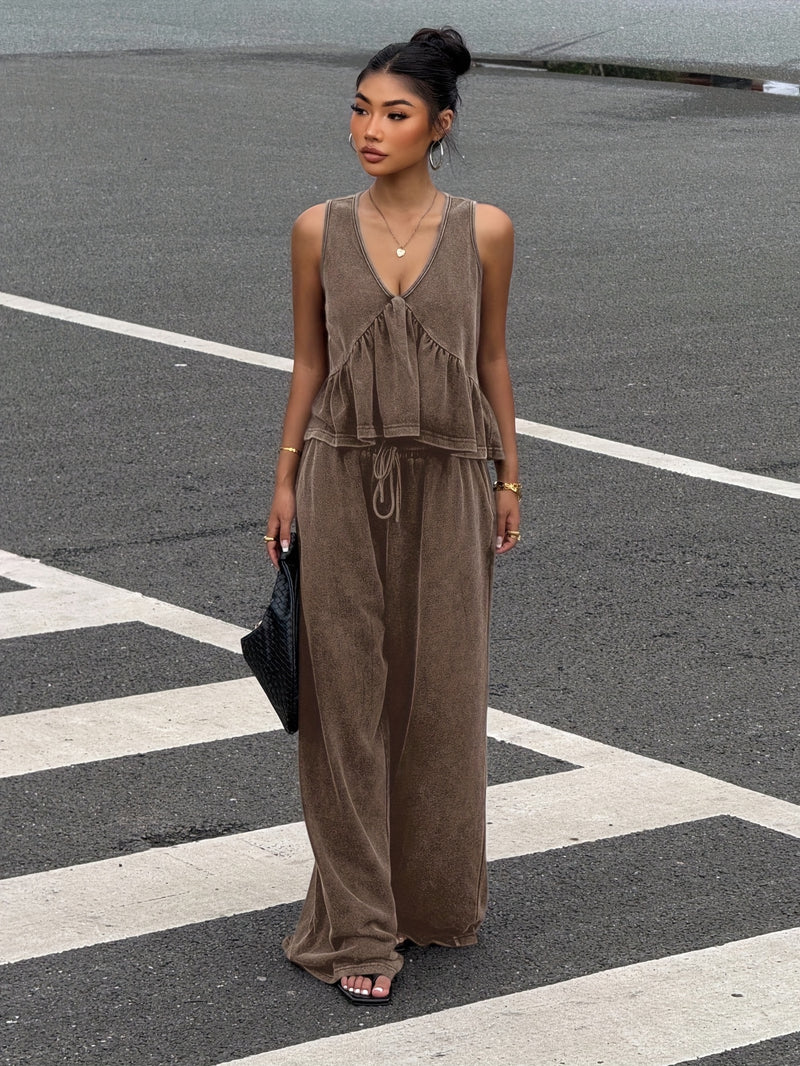 2pcs Women’s Featuring a V-neck Top and Comfortable Wide-leg Pants.