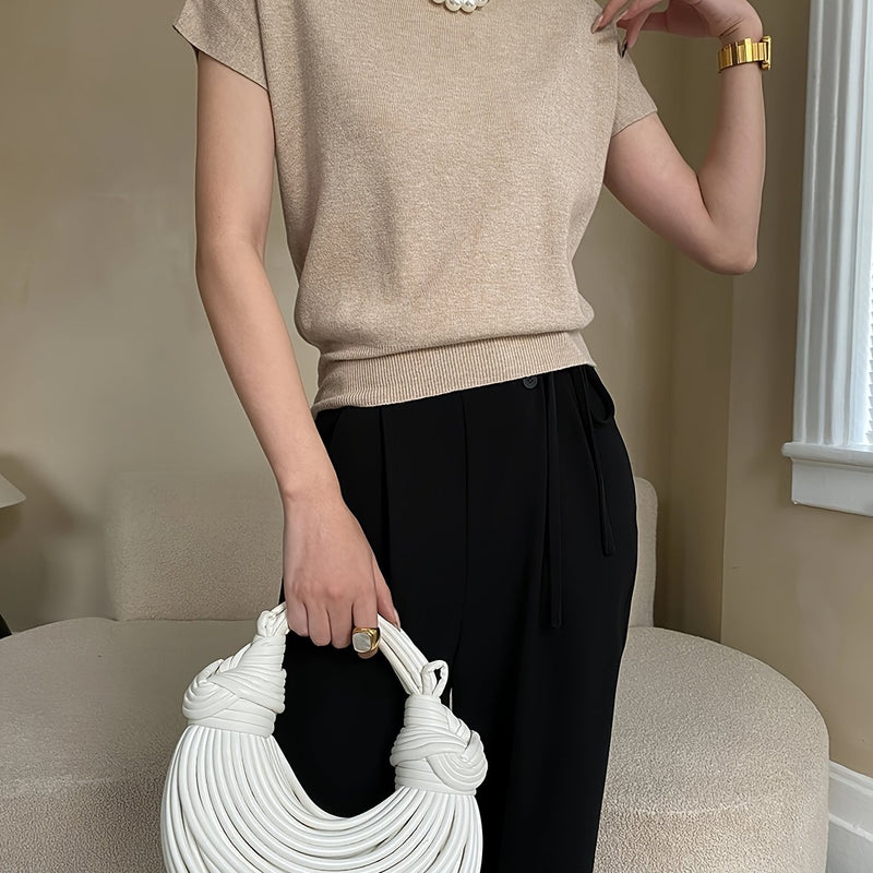 A Summer Women's Solid Color Fitted Short-Sleeve Top.