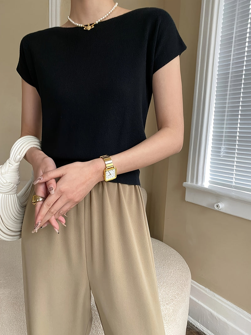 A Summer Women's Solid Color Fitted Short-Sleeve Top.
