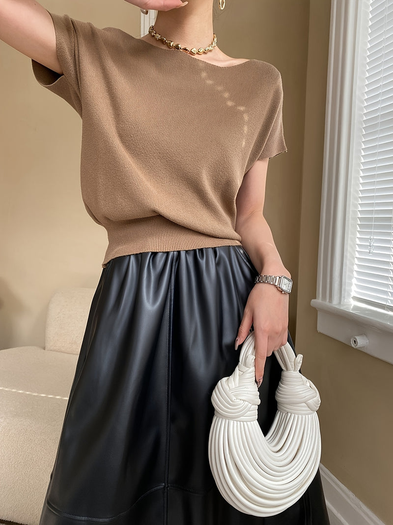 A Summer Women's Solid Color Fitted Short-Sleeve Top.