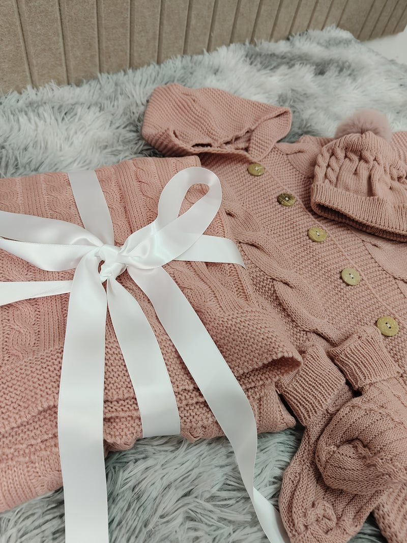 Gift for Newborns: a Warm Knitted Outfit for Winter.