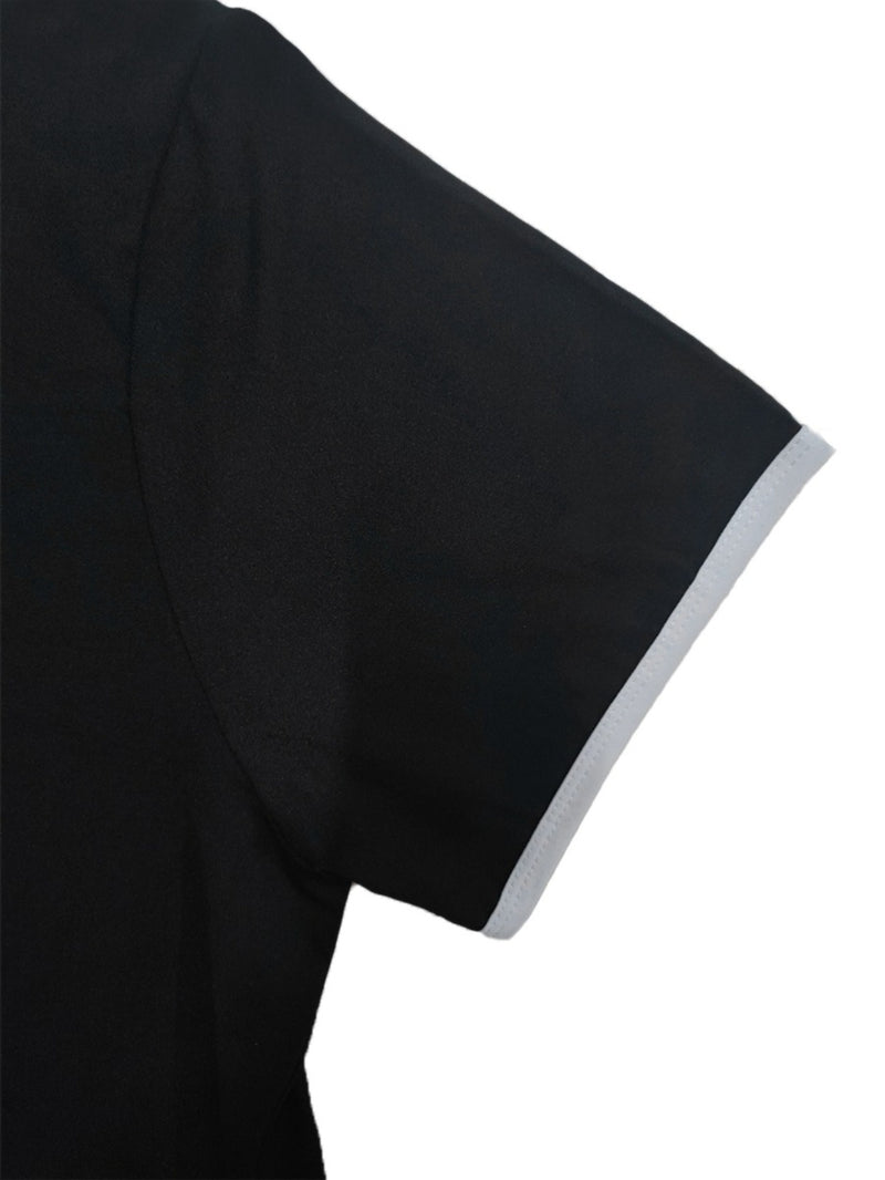 Women's Outfit Featuring a White Round-Neck Short-Sleeve T-Shirt.