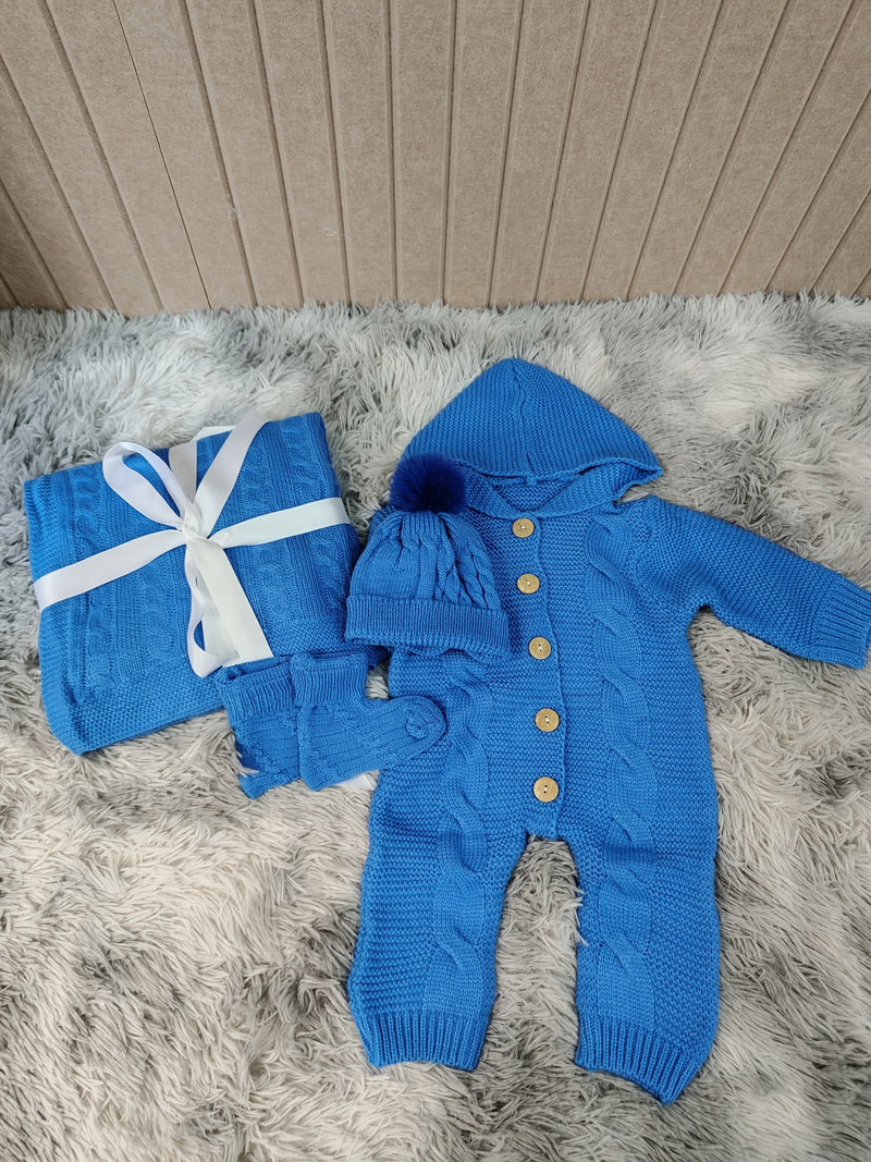 Gift for Newborns: a Warm Knitted Outfit for Winter.