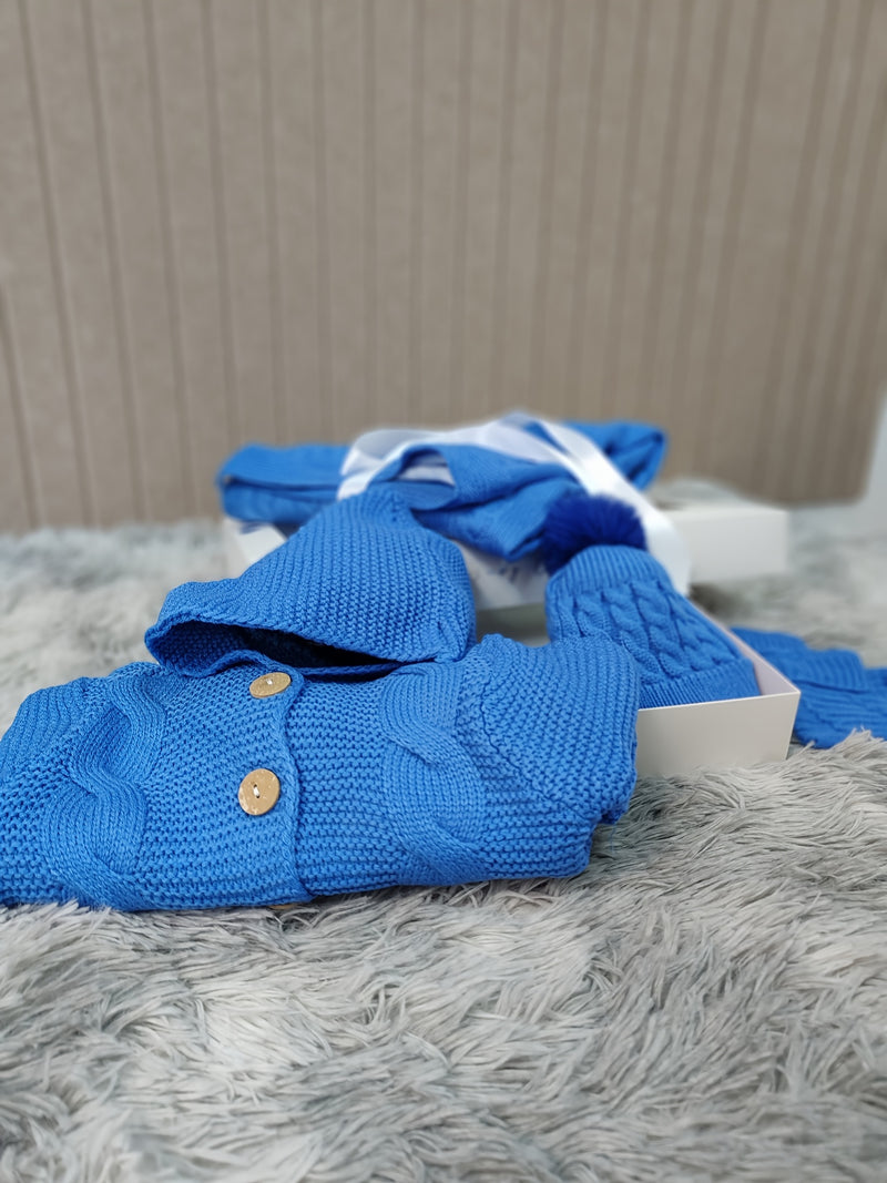 Gift for Newborns: a Warm Knitted Outfit for Winter.