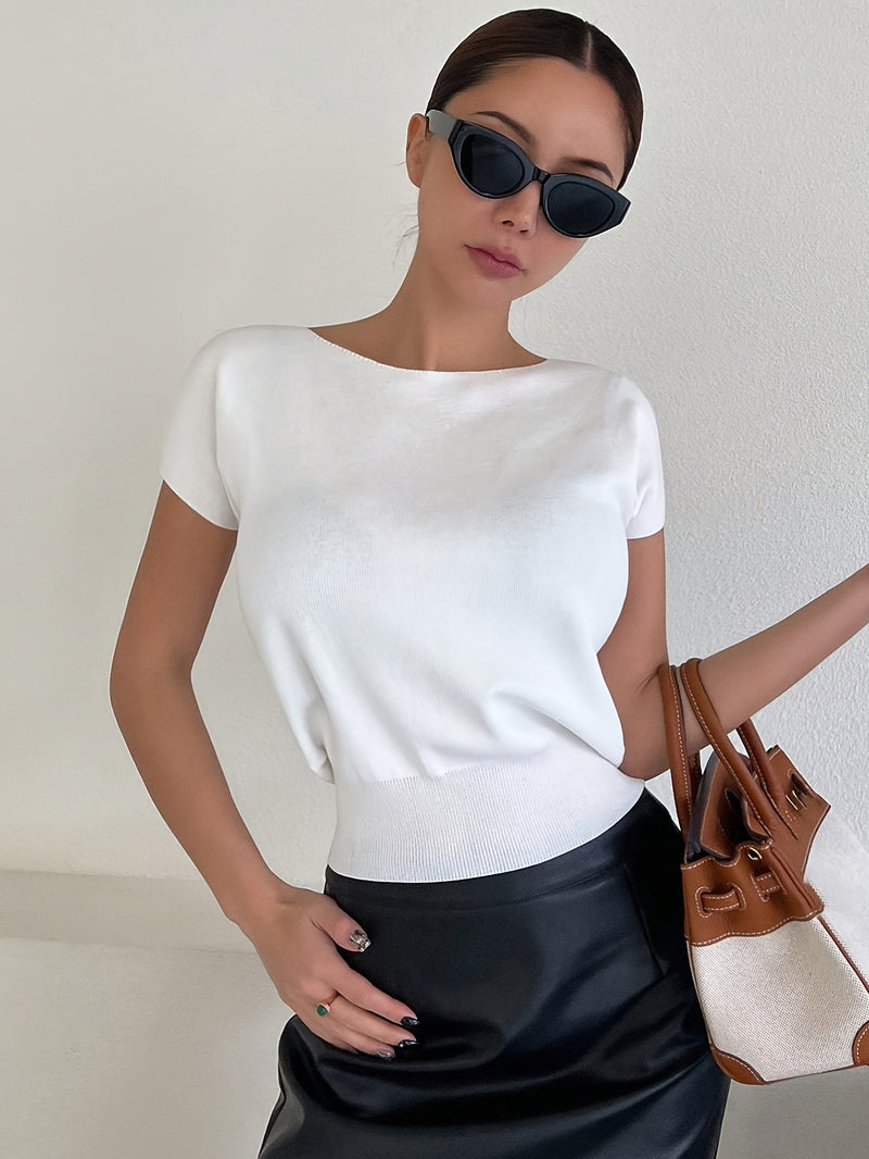 A Summer Women's Solid Color Fitted Short-Sleeve Top.
