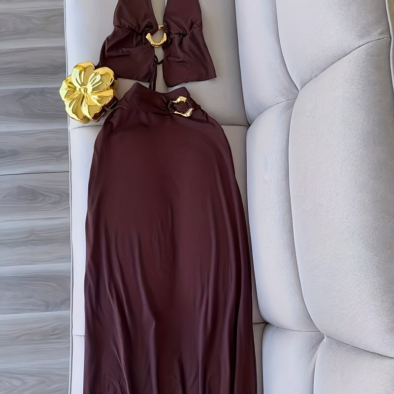 A Stylish And Sophisticated Set Featuring a Backless Halter Neck.