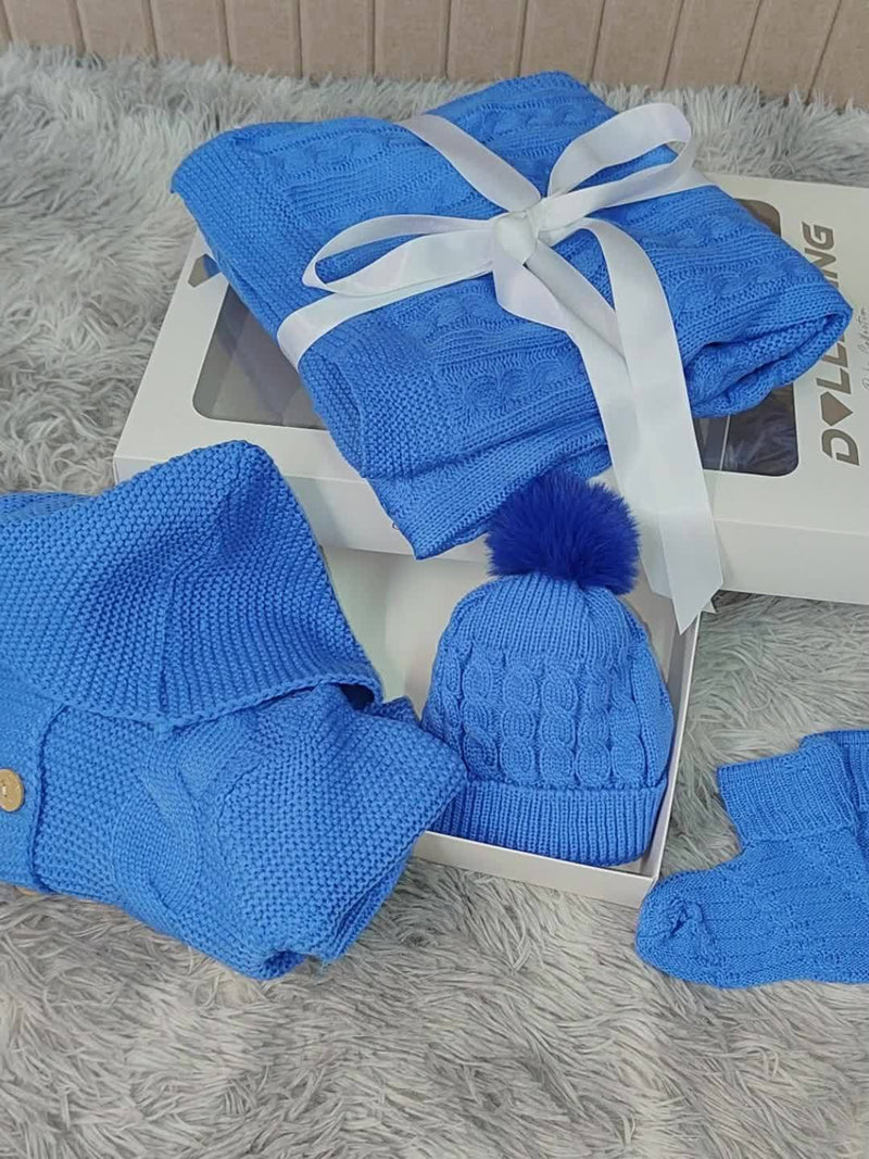 Gift for Newborns: a Warm Knitted Outfit for Winter.