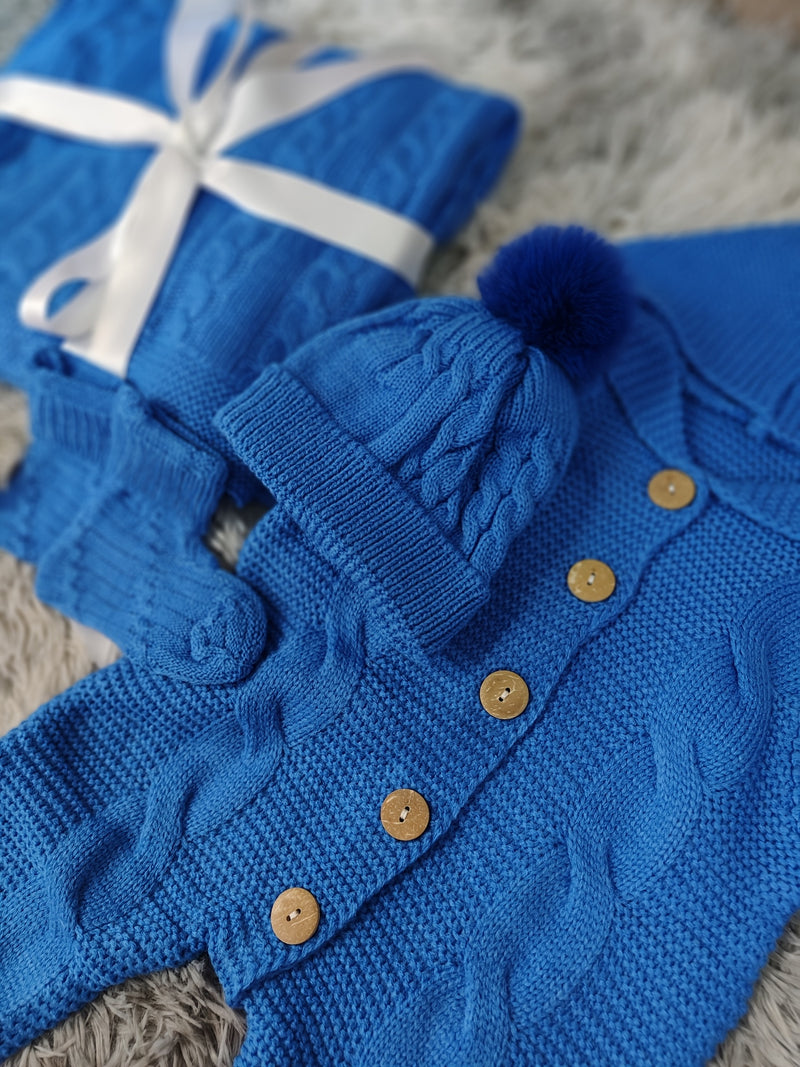 Gift for Newborns: a Warm Knitted Outfit for Winter.