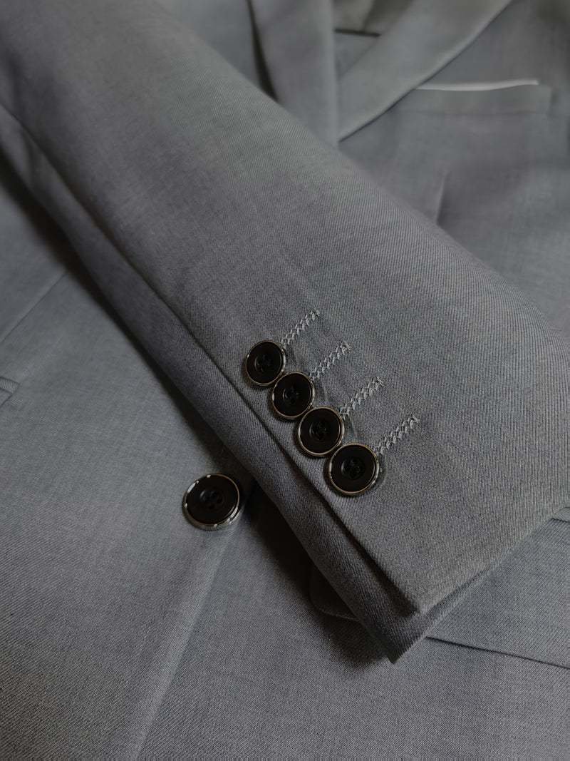 A Luxurious Classic Men's Solid Color Suit Set.