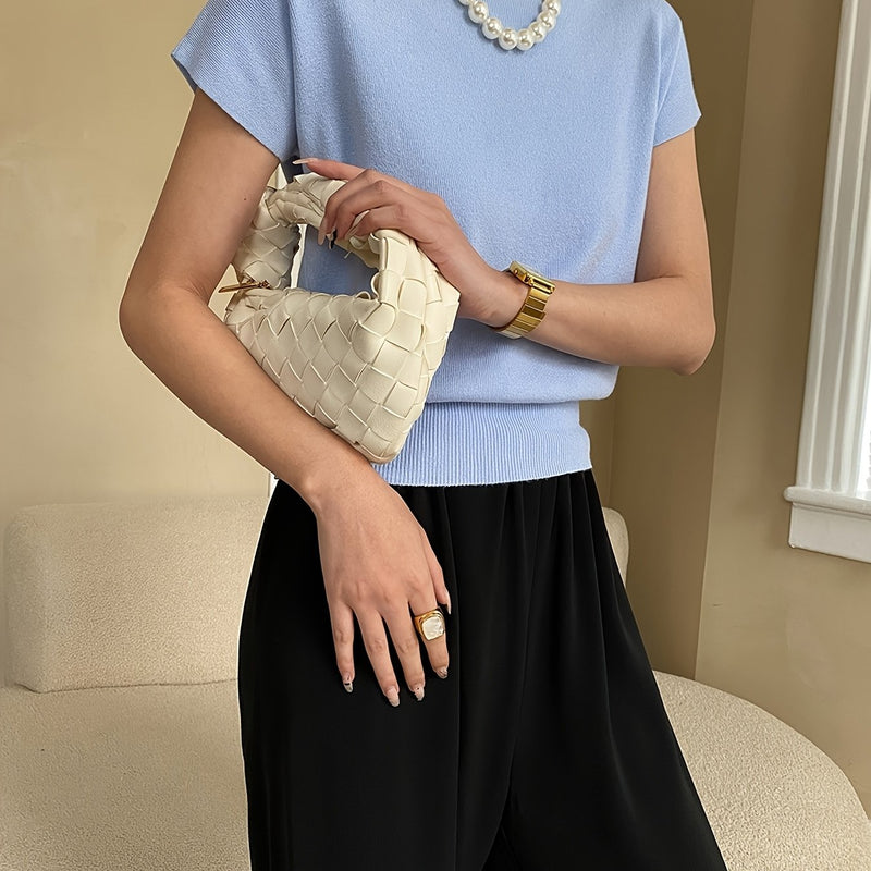 A Summer Women's Solid Color Fitted Short-Sleeve Top.