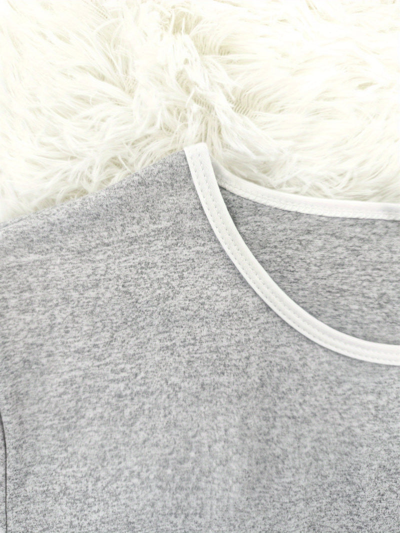 Women's Outfit Featuring a White Round-Neck Short-Sleeve T-Shirt.