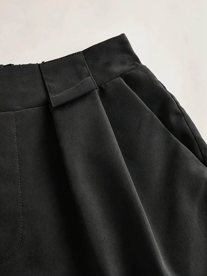 Ladies' casual versatile solid color simple pocket elastic waist shorts.