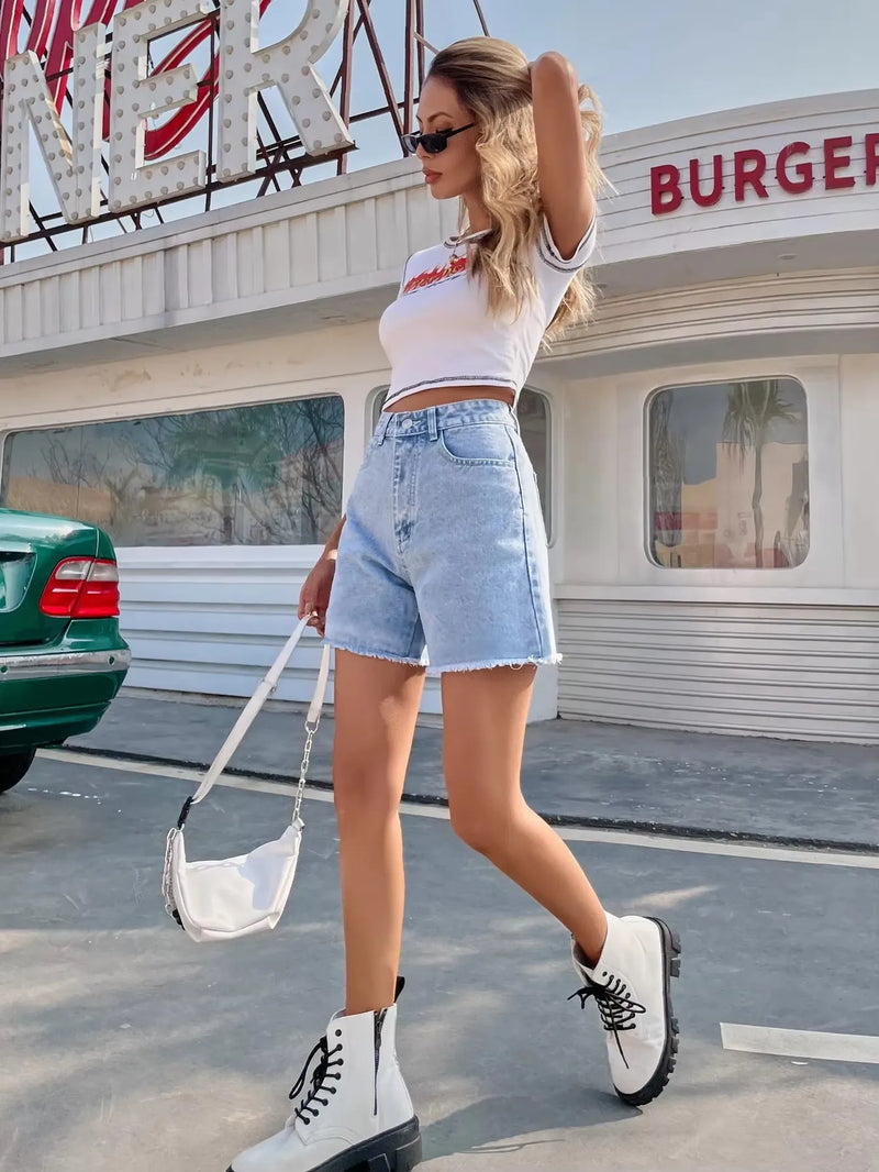 Loose, fashionable, versatile and casual women's denim shorts.