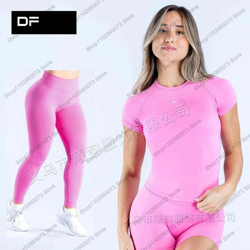 Women's two-piece yoga outfit, consisting of a short-sleeved top and high-waisted.