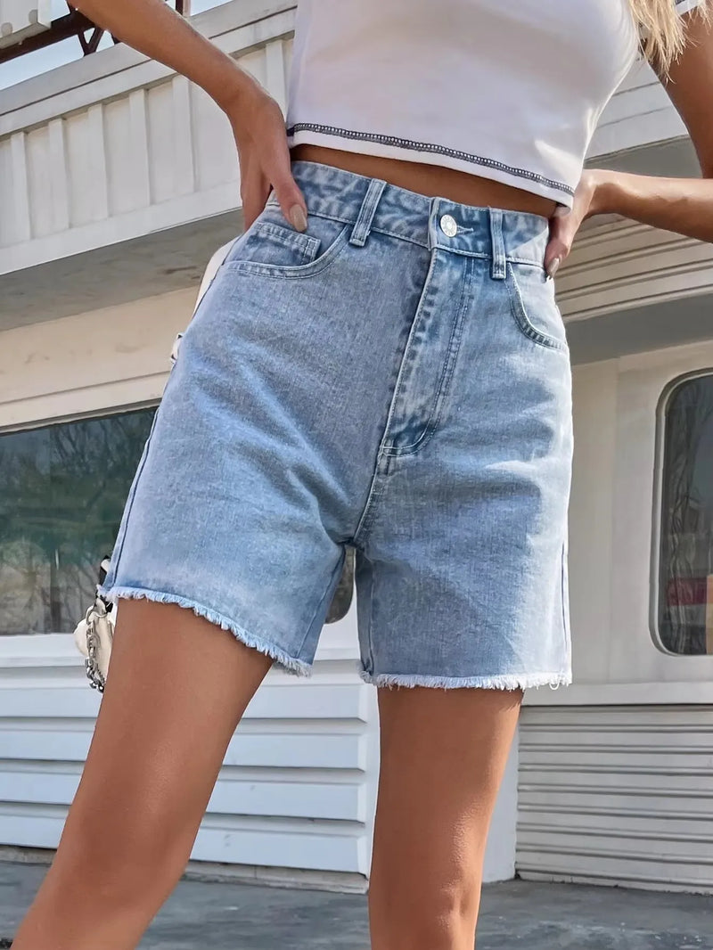 Loose, fashionable, versatile and casual women's denim shorts.