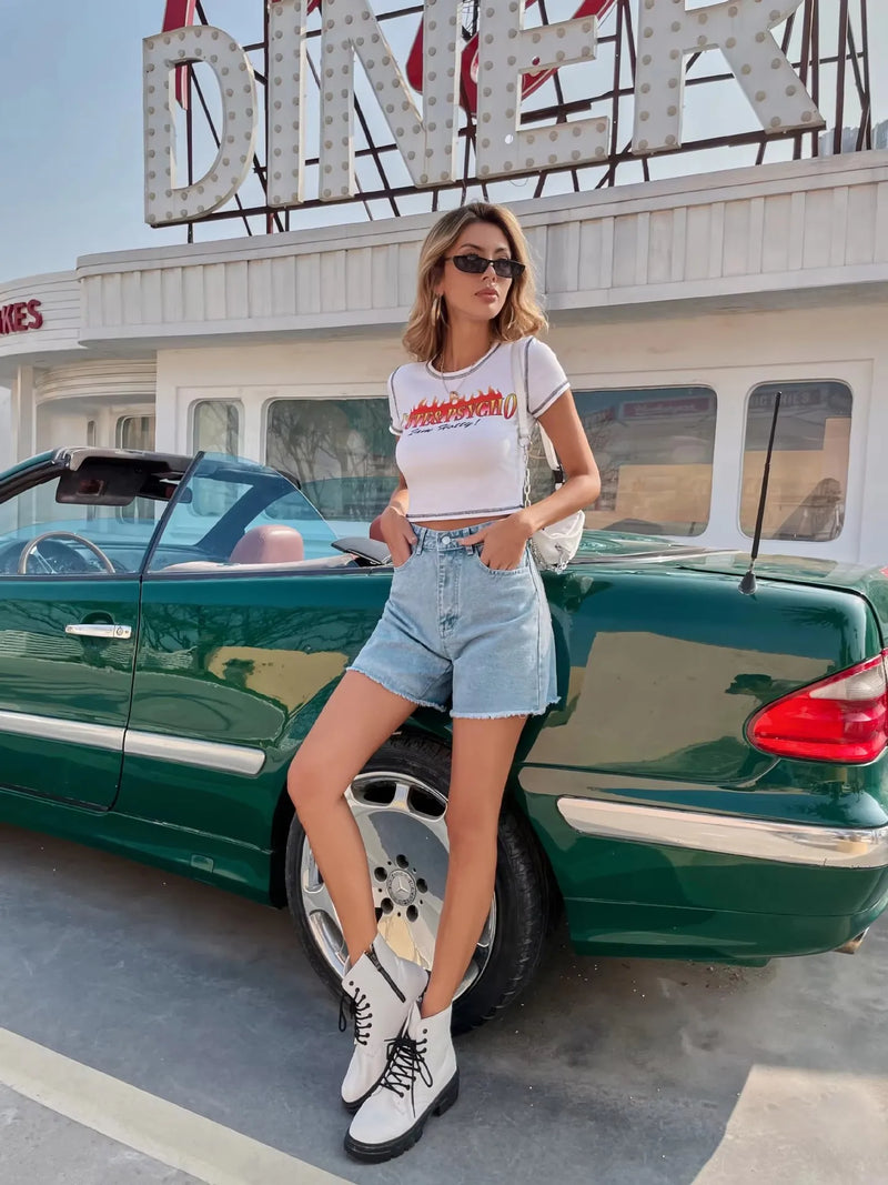 Loose, fashionable, versatile and casual women's denim shorts.