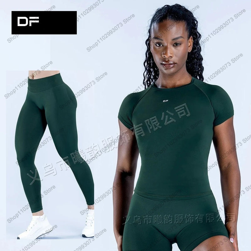 Women's two-piece yoga outfit, consisting of a short-sleeved top and high-waisted.