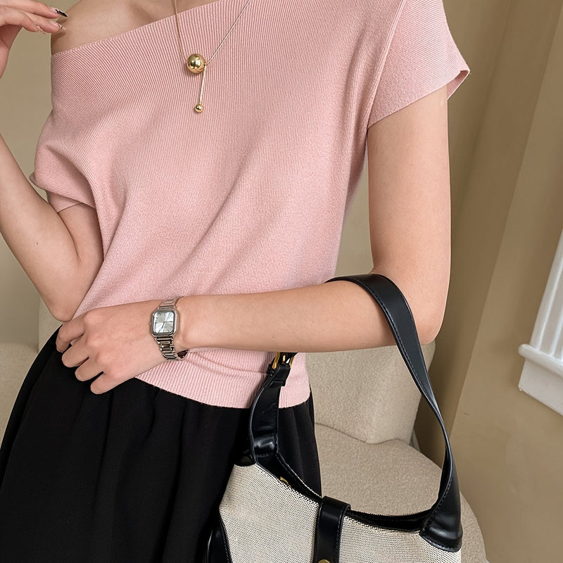 A Summer Women's Solid Color Fitted Short-Sleeve Top.