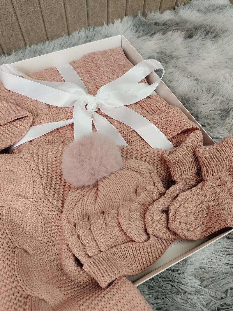 Gift for Newborns: a Warm Knitted Outfit for Winter.