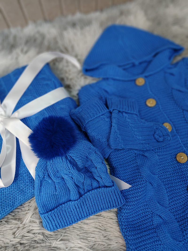Gift for Newborns: a Warm Knitted Outfit for Winter.