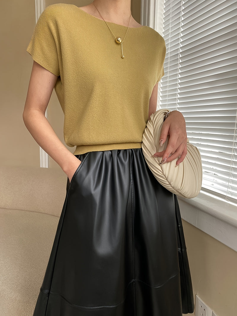 A Summer Women's Solid Color Fitted Short-Sleeve Top.