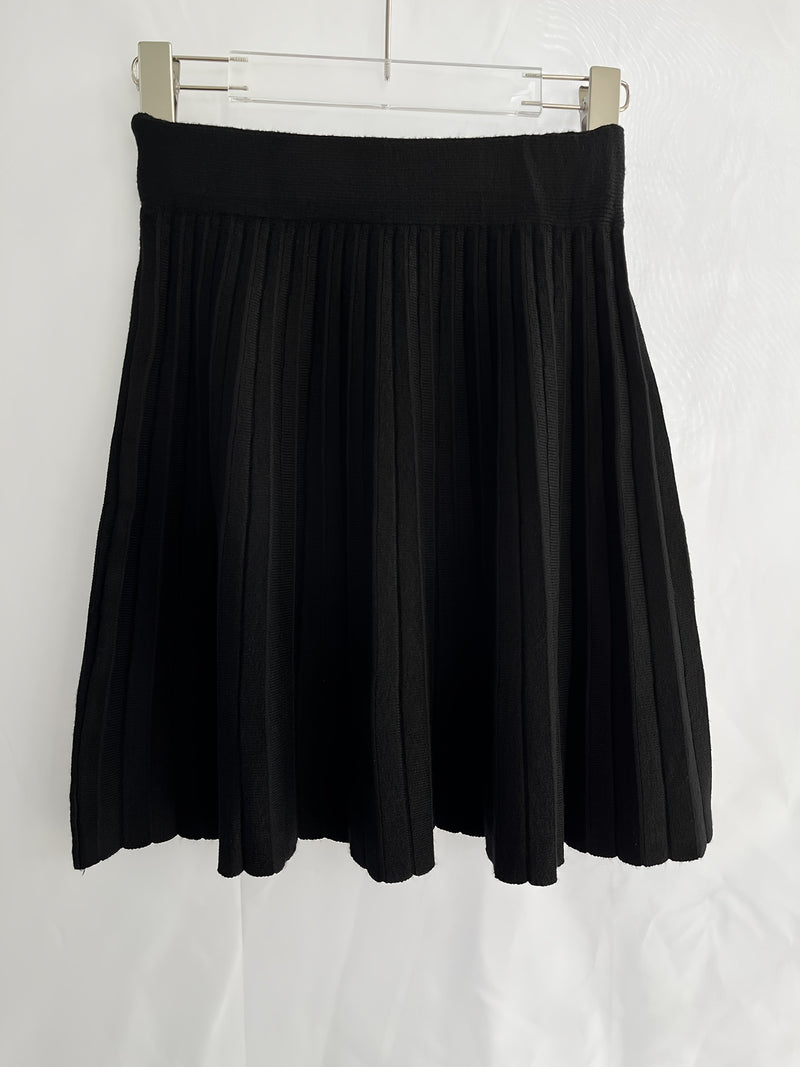 Cute And Playful High-Waisted Pleated Solid Color Mini Skirt.