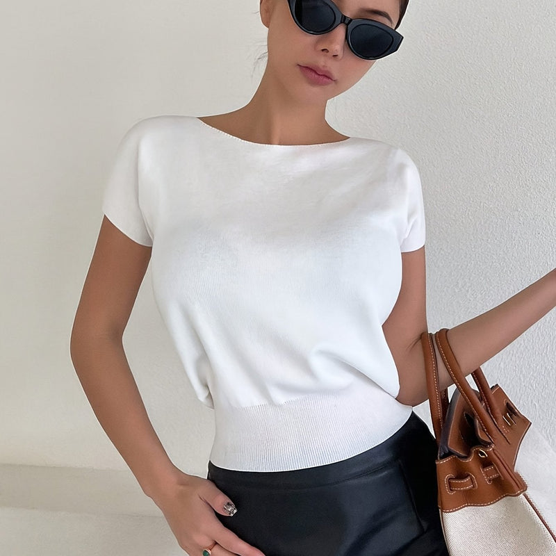 A Summer Women's Solid Color Fitted Short-Sleeve Top.