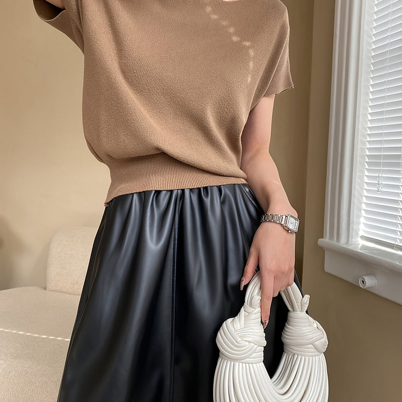 A Summer Women's Solid Color Fitted Short-Sleeve Top.