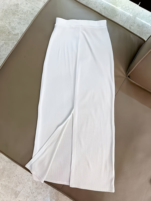 Elegant And Stylish Women’s Commuting Outfit.